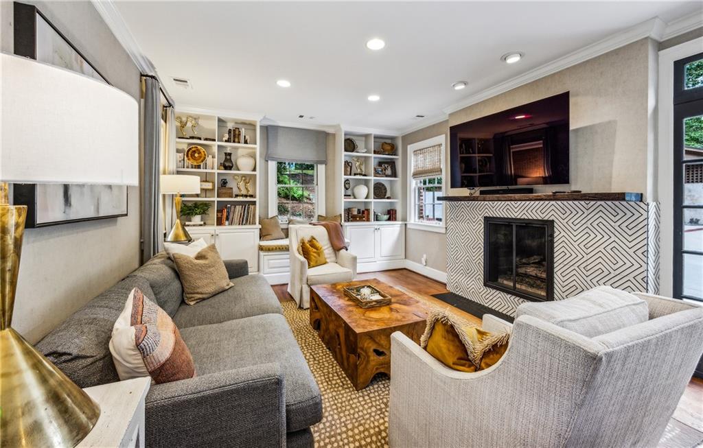 893 Plymouth Road NE