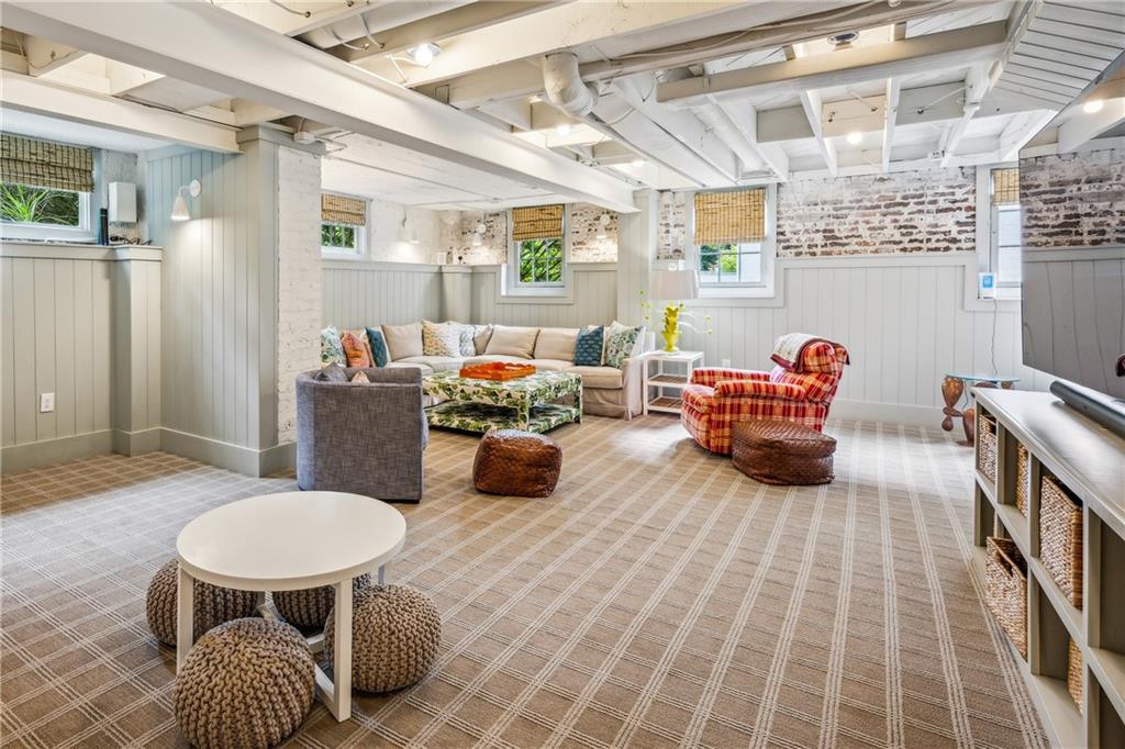 893 Plymouth Road NE