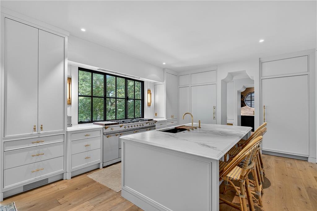 3280 W Roxboro Road NE