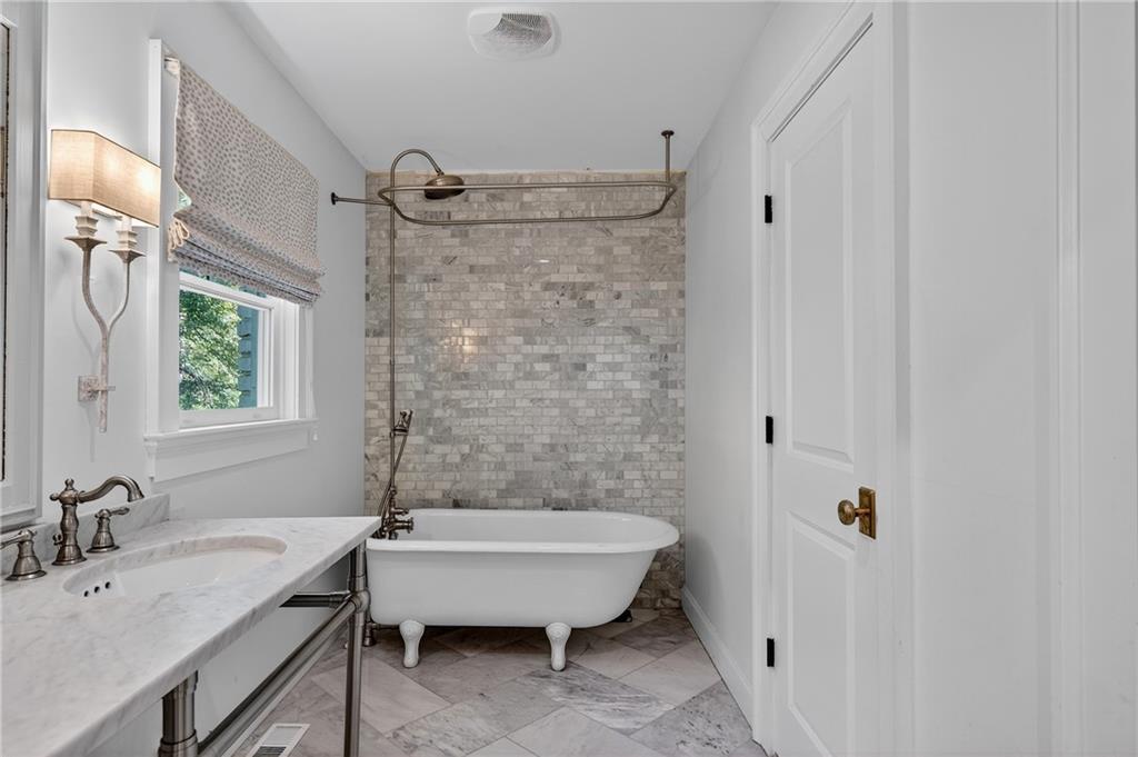 3280 W Roxboro Road NE