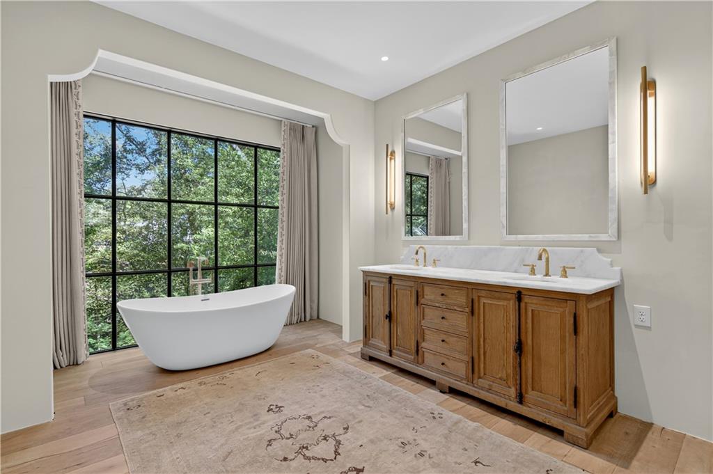 3280 W Roxboro Road NE