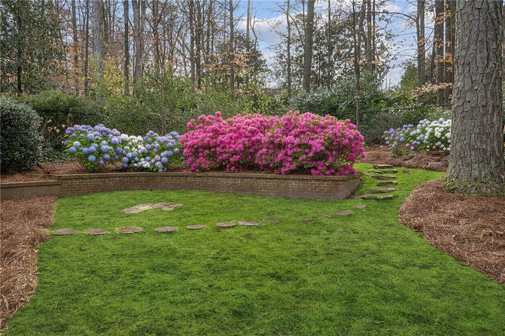 686 Longwood Drive NW