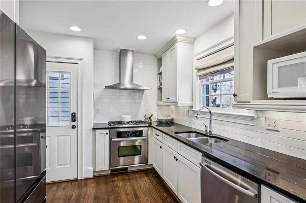 686 Longwood Drive NW