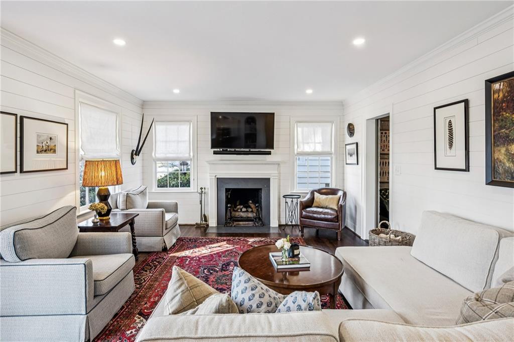 686 Longwood Drive NW