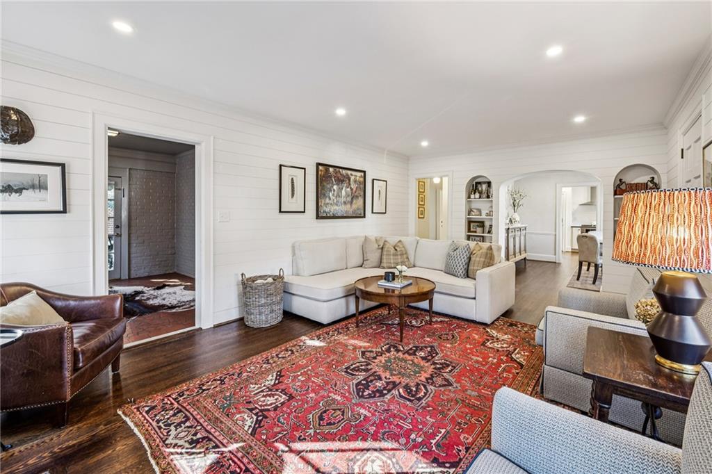 686 Longwood Drive NW