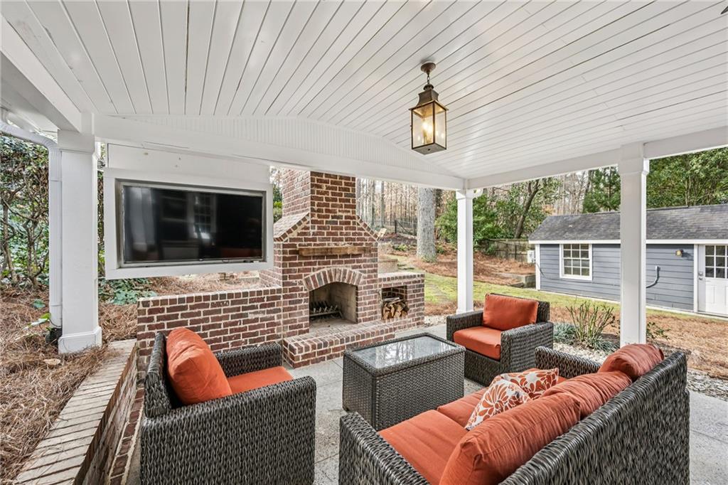 686 Longwood Drive NW