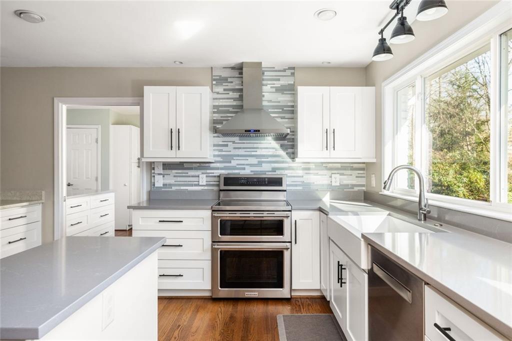 1095 Churchill Downs Road NE