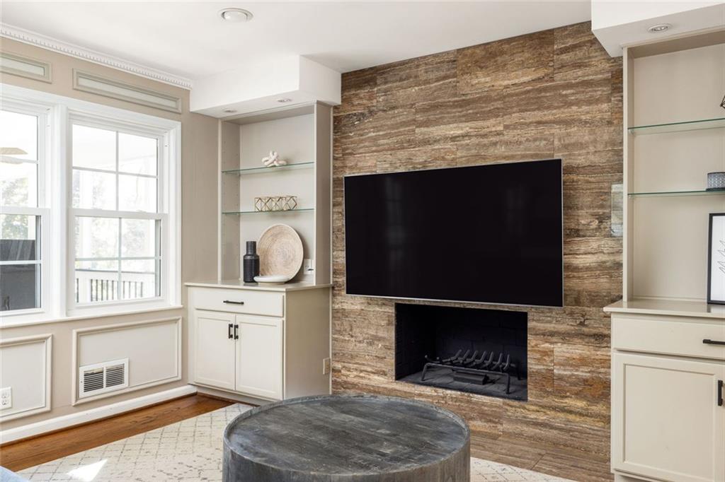 1095 Churchill Downs Road NE