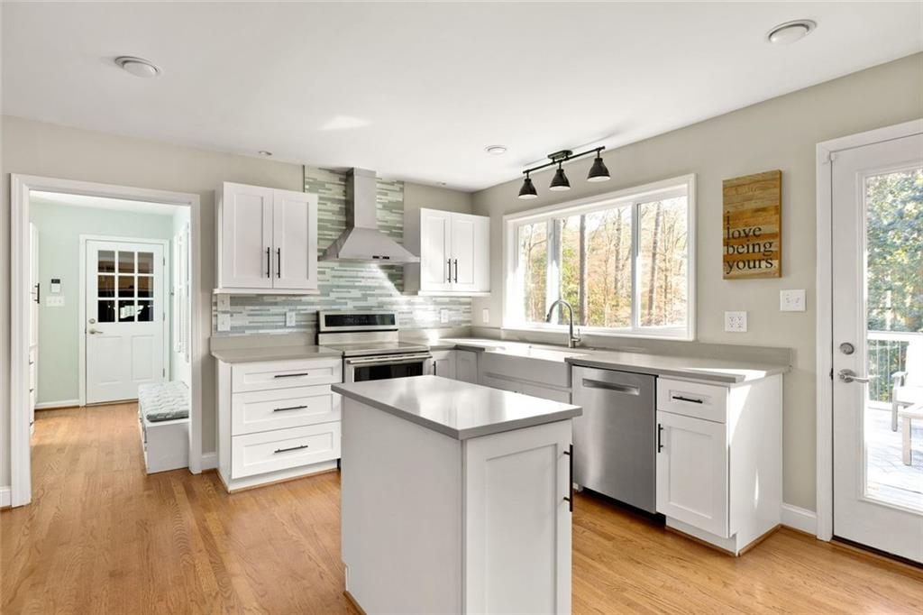 1095 Churchill Downs Road NE