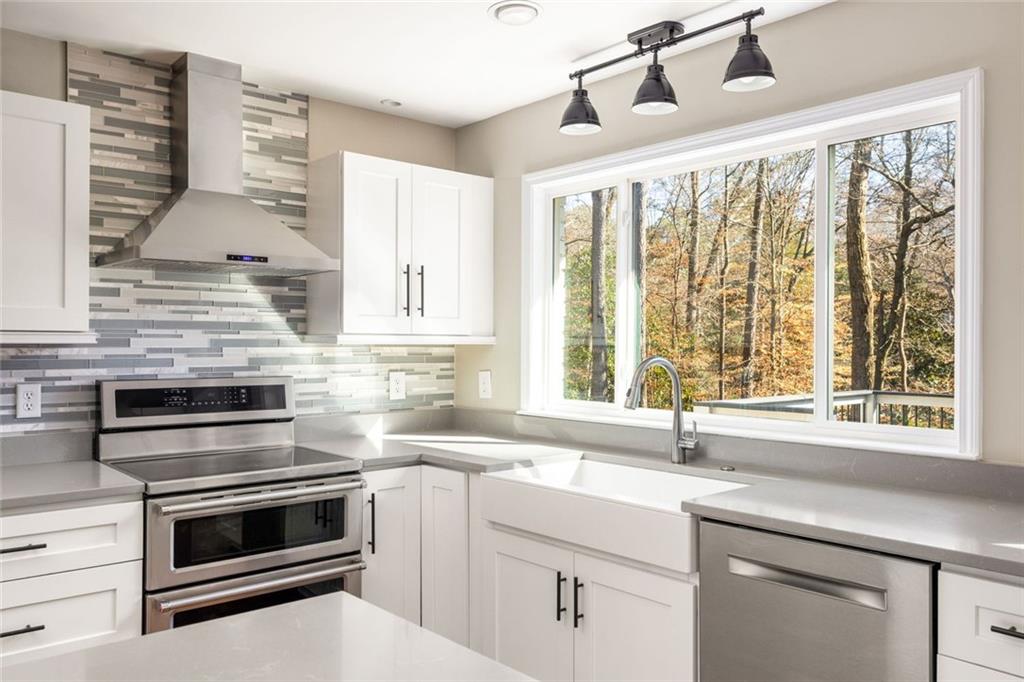 1095 Churchill Downs Road NE