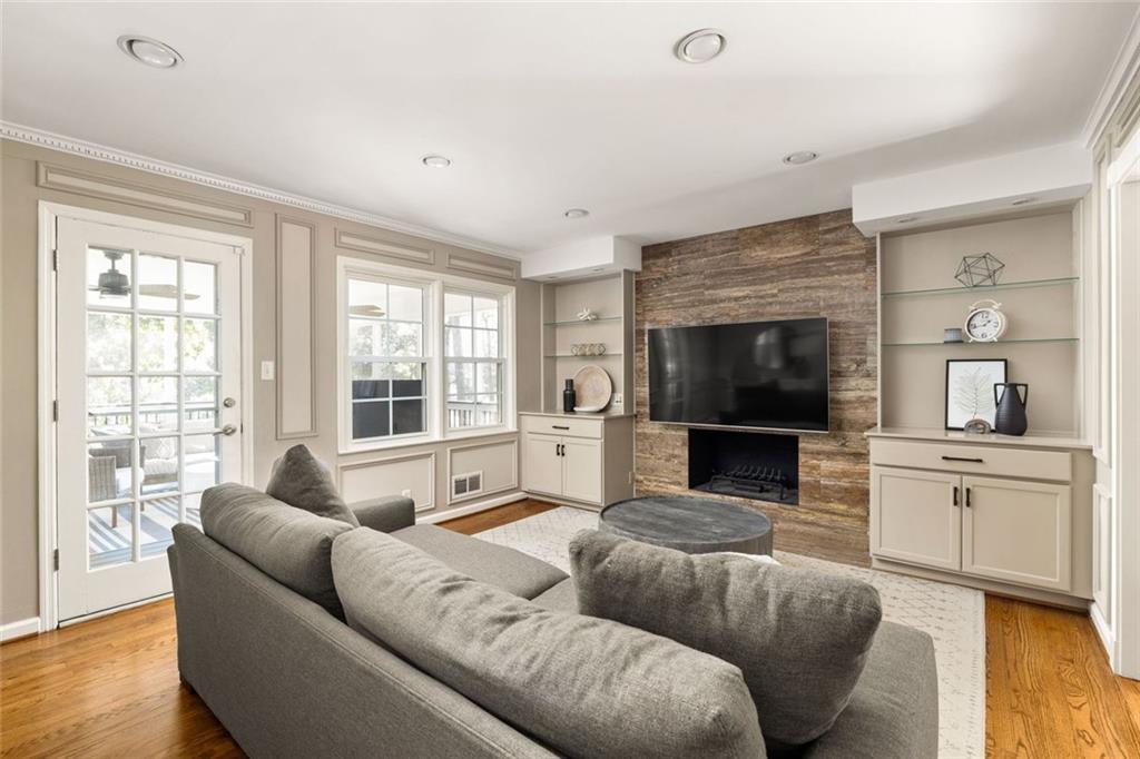 1095 Churchill Downs Road NE