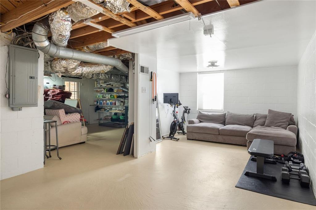 1095 Churchill Downs Road NE