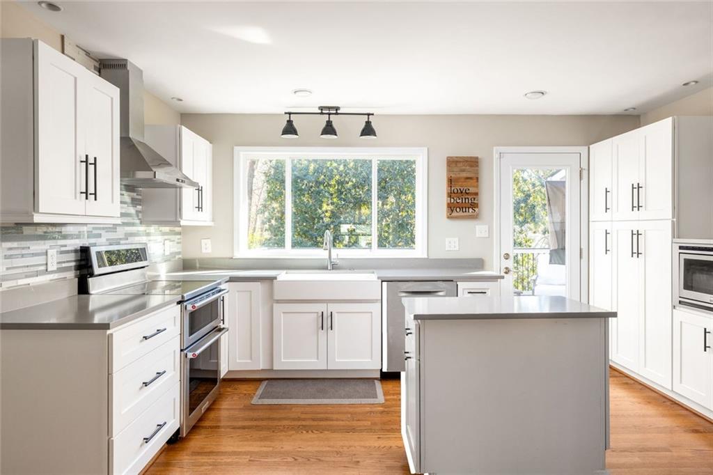 1095 Churchill Downs Road NE