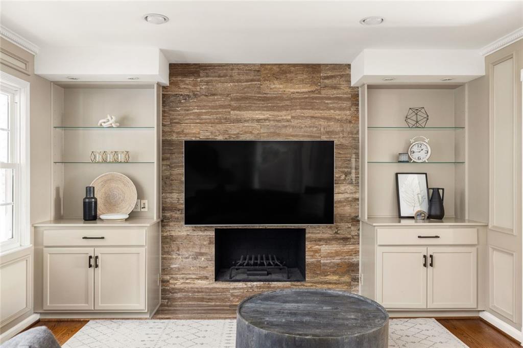 1095 Churchill Downs Road NE