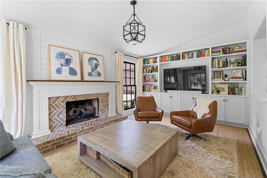 132 Peachtree Way NE