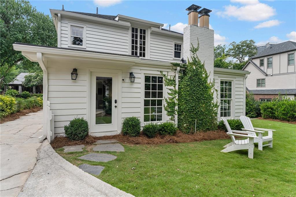 132 Peachtree Way NE