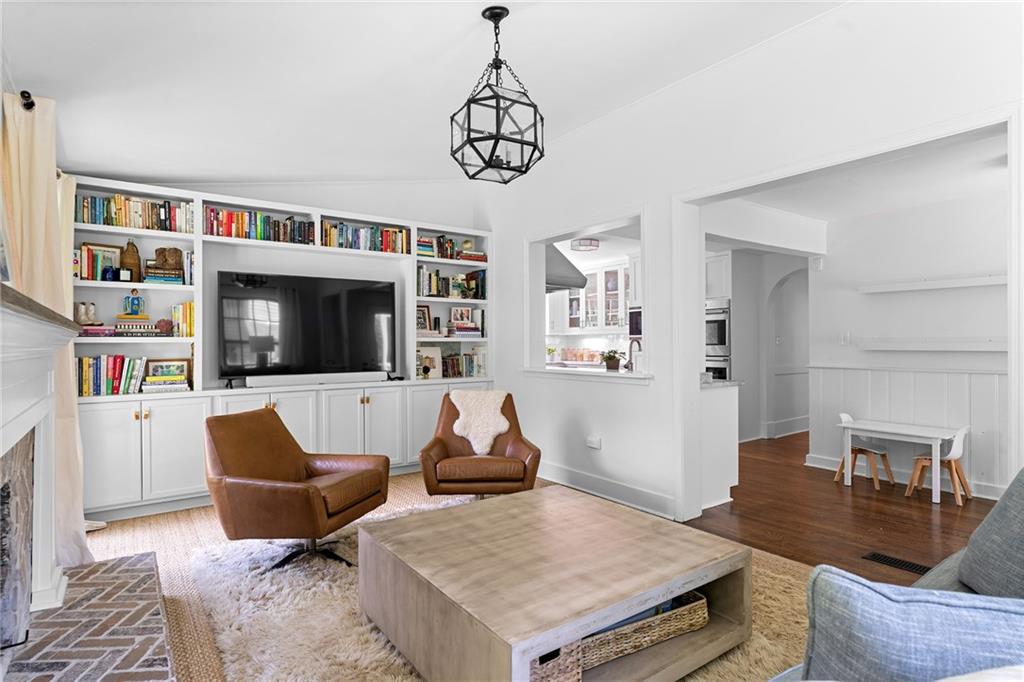 132 Peachtree Way NE