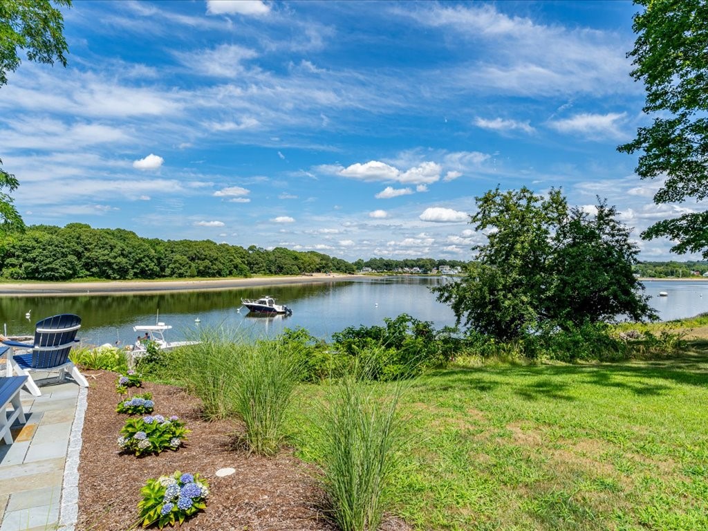 1102 Buttonwoods Avenue