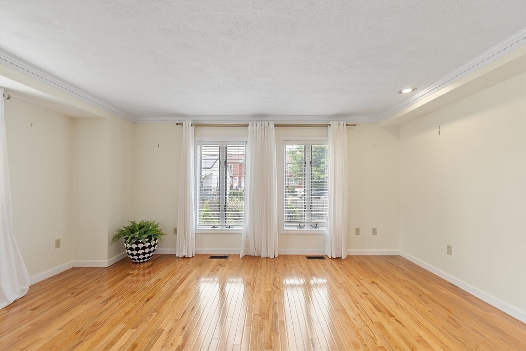 10 Lawndale Ave