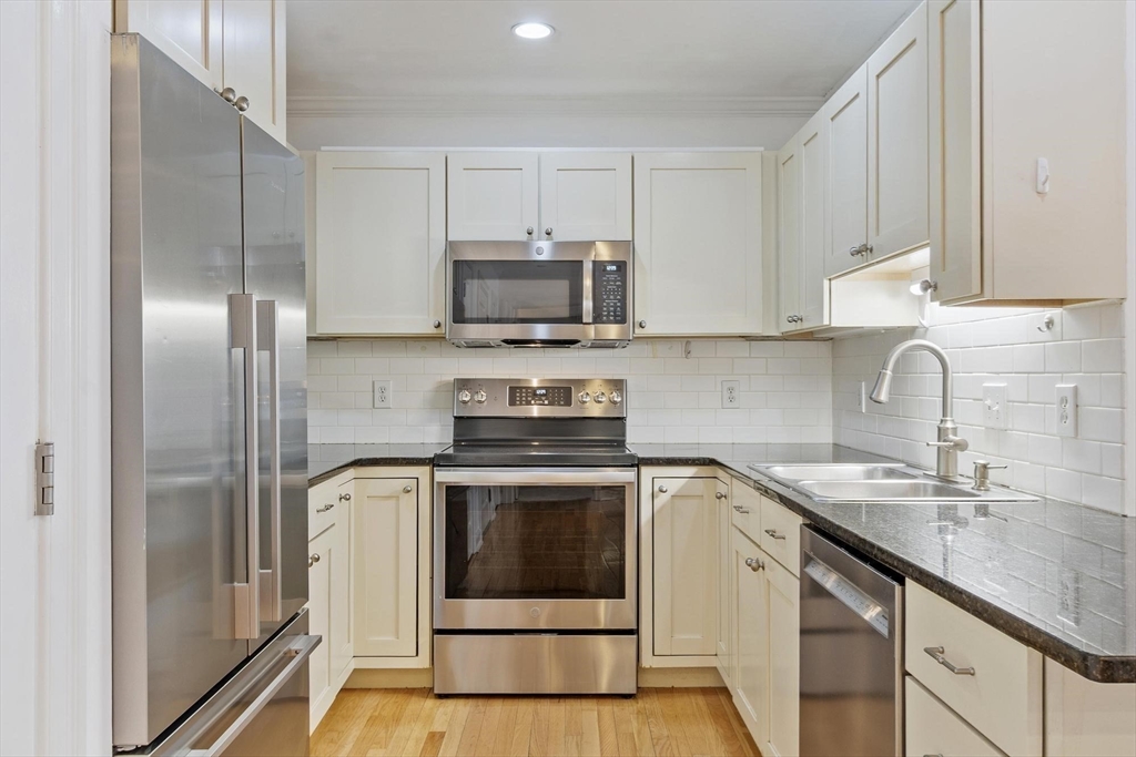 10 Crowninshield St # 303