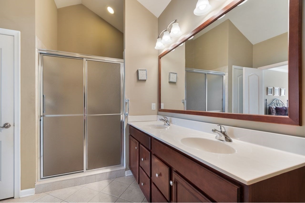 2 Hopkins Cir # 2