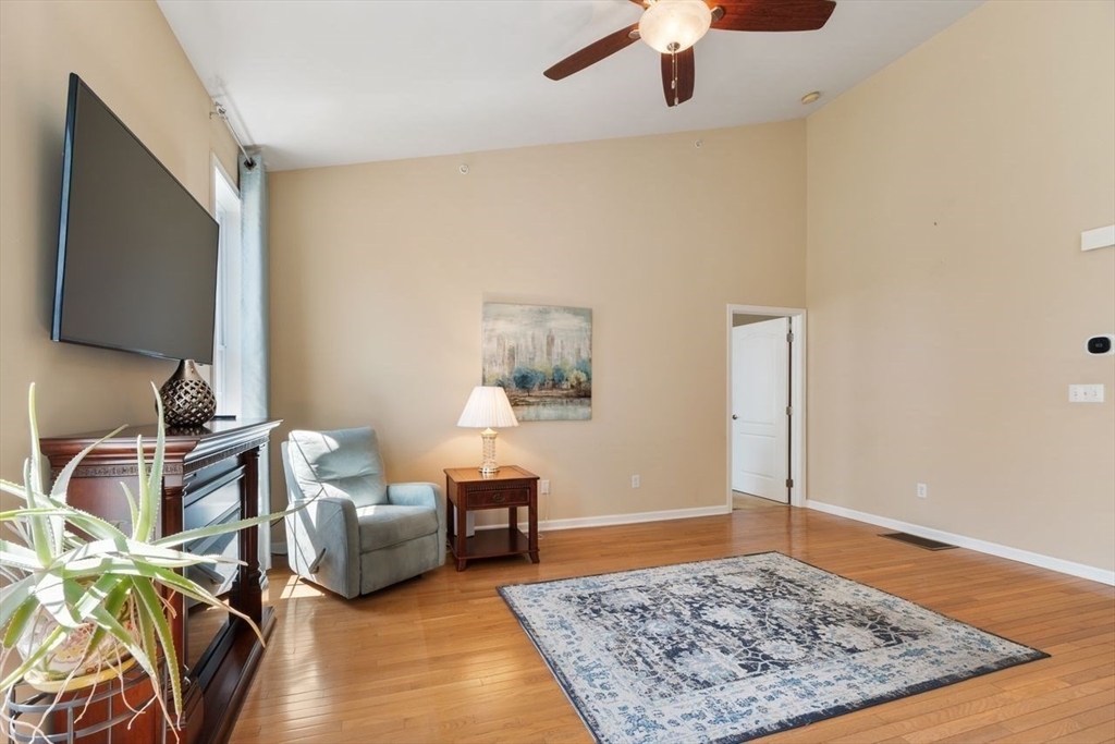 2 Hopkins Cir # 2