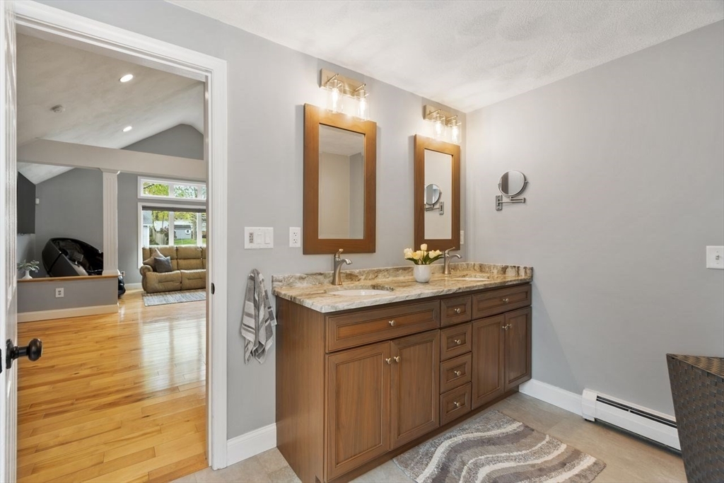 3 Maryvale Ln