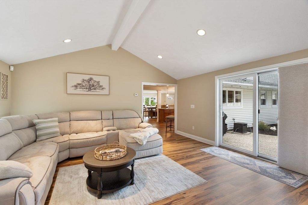 3 Maryvale Ln