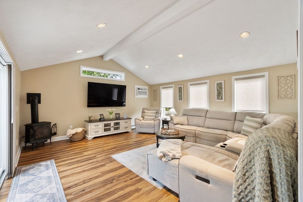 3 Maryvale Ln