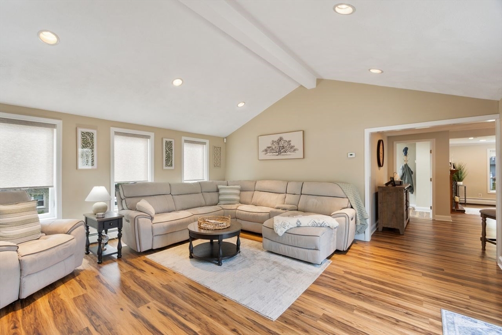 3 Maryvale Ln