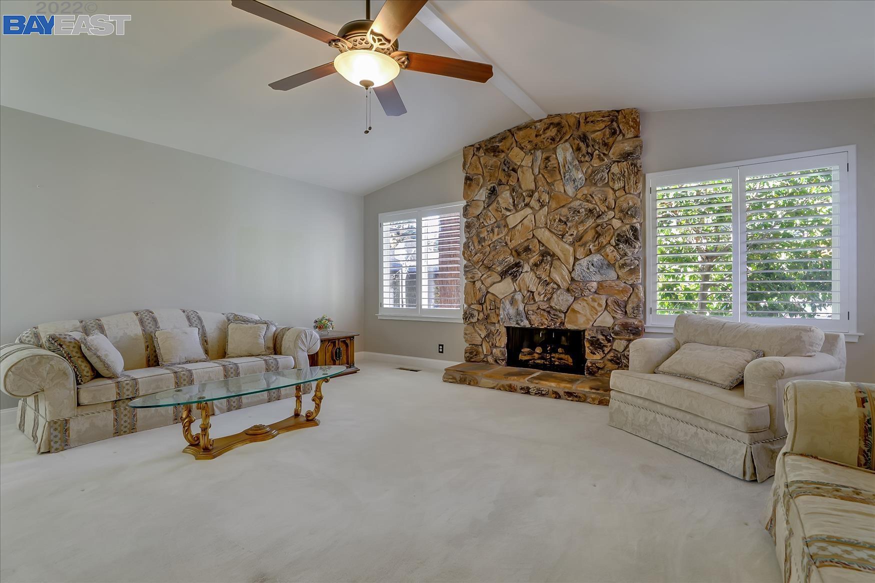 22 Elaine Ct