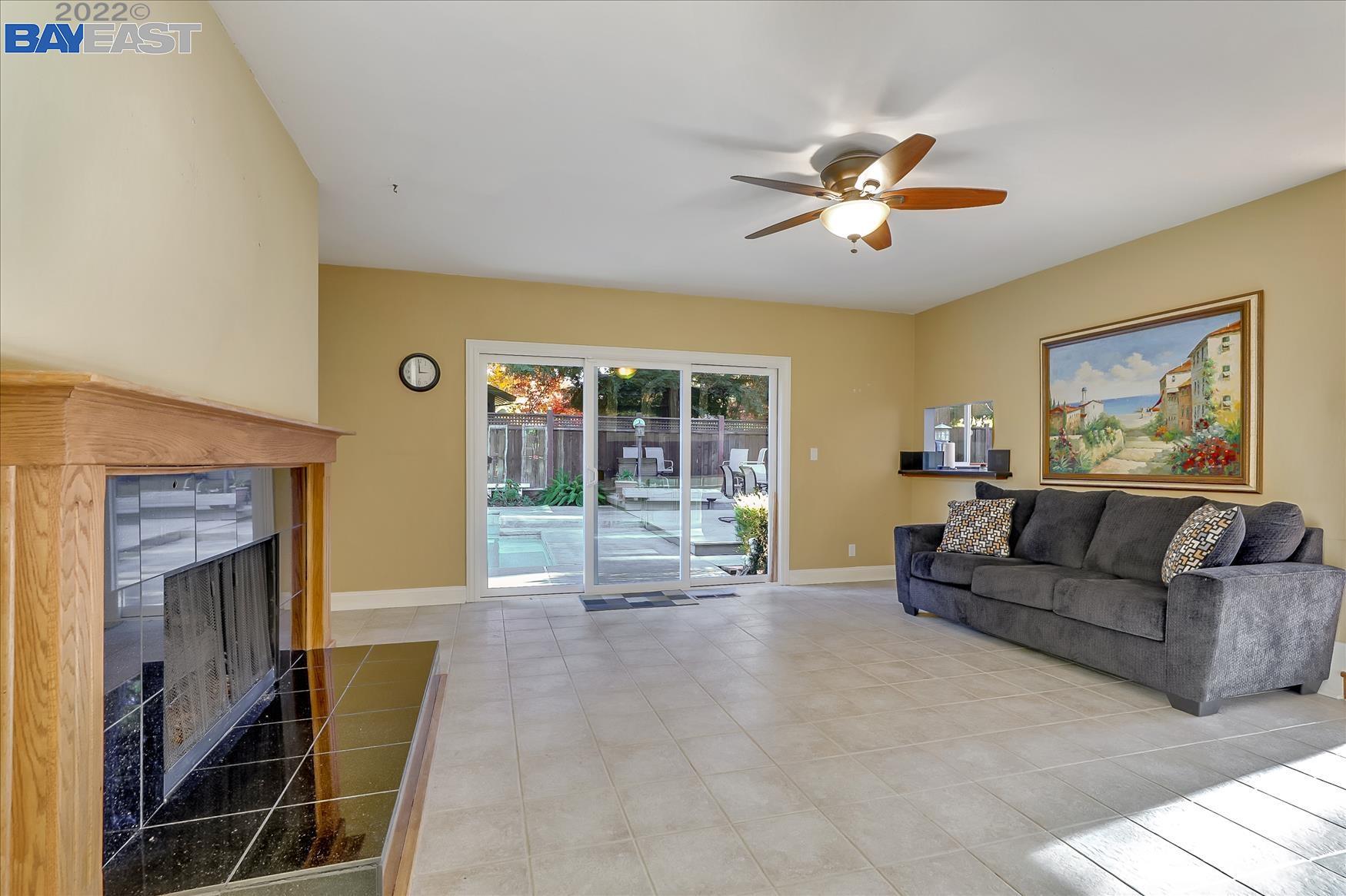 22 Elaine Ct
