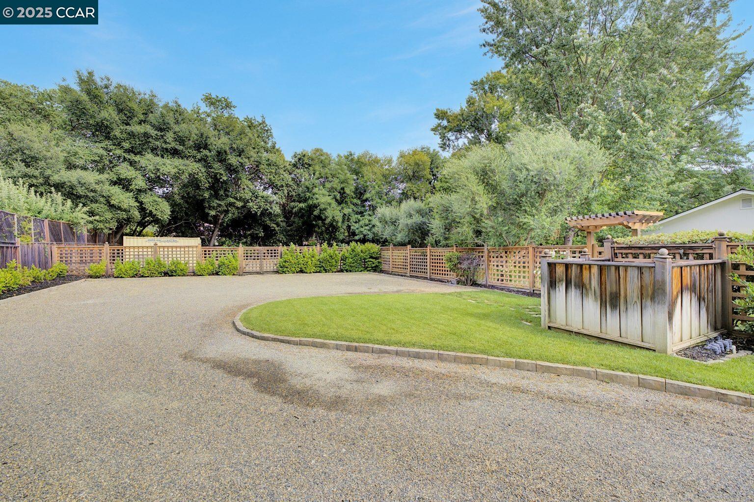 11 San Andreas Dr
