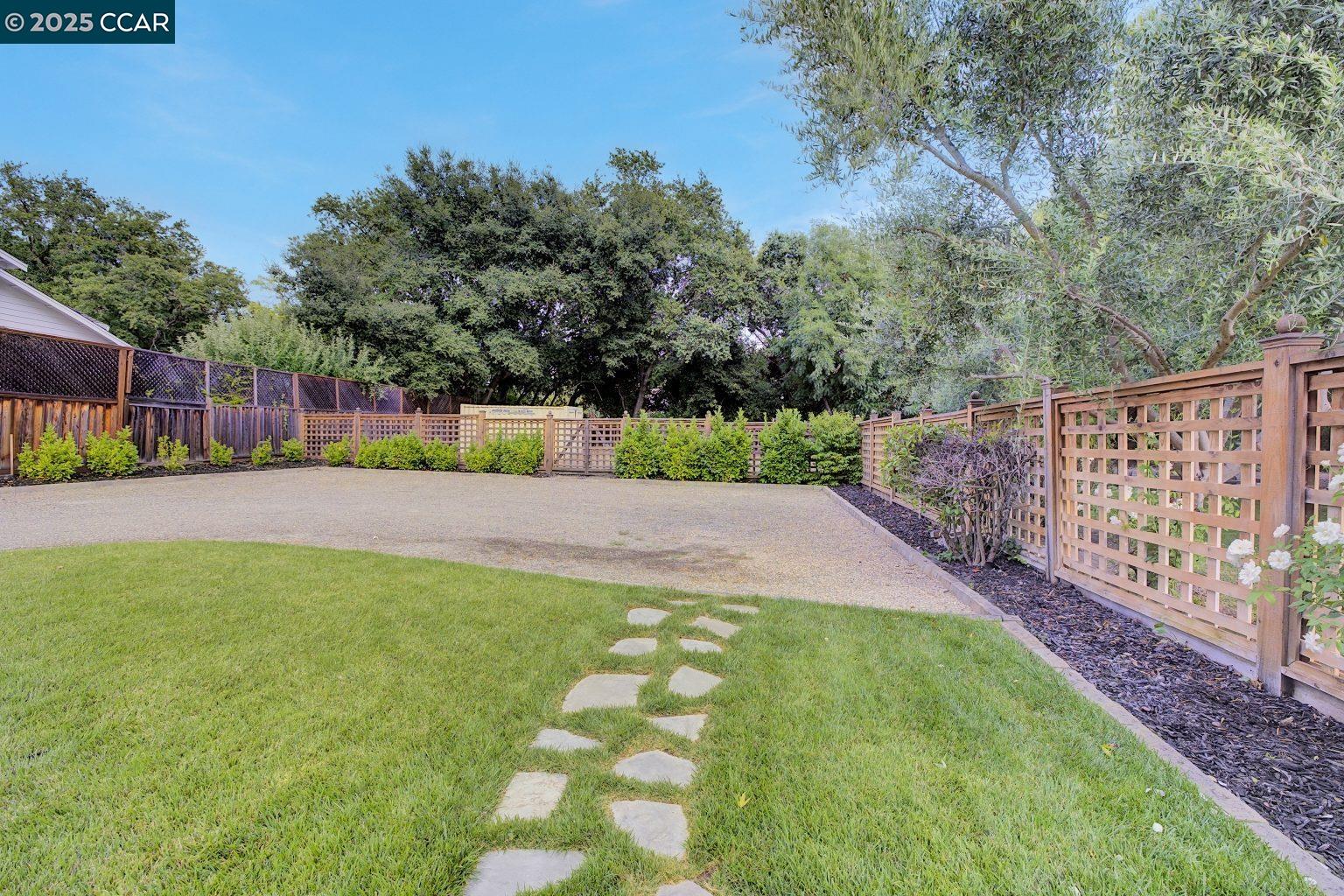11 San Andreas Dr