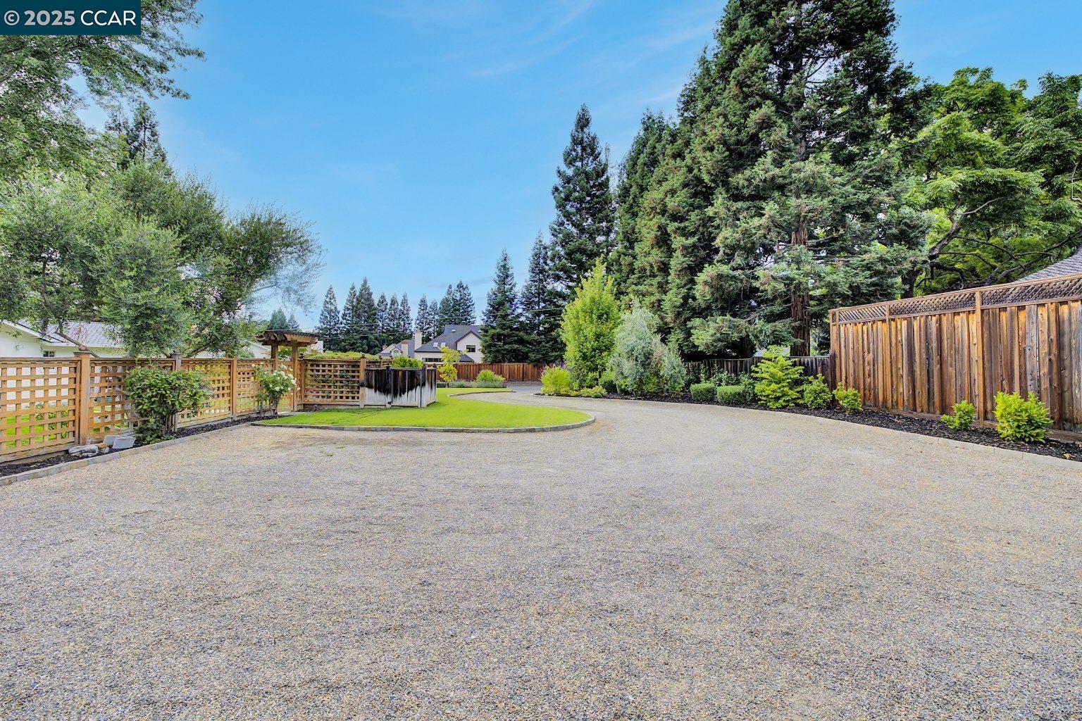 11 San Andreas Dr