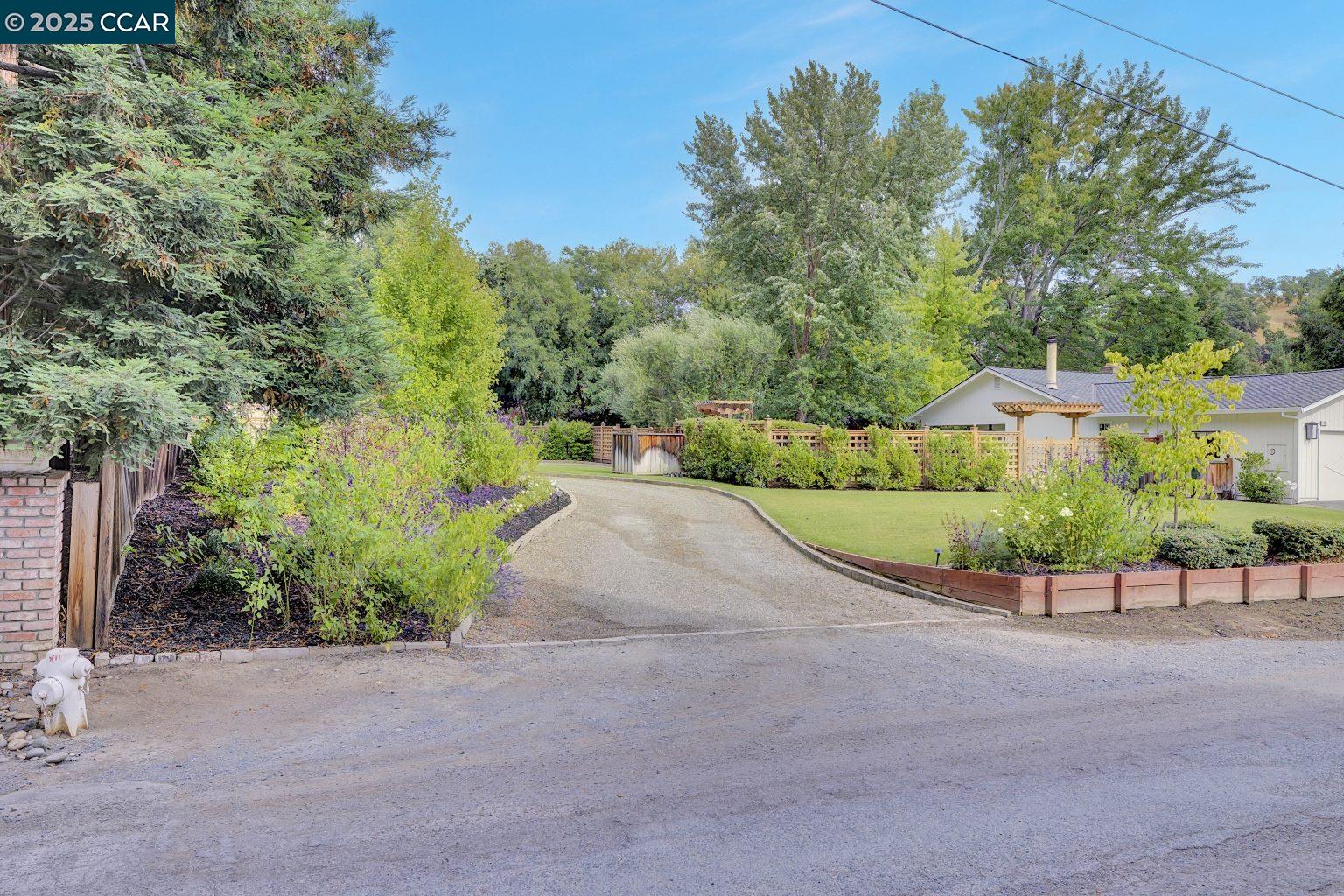 11 San Andreas Dr