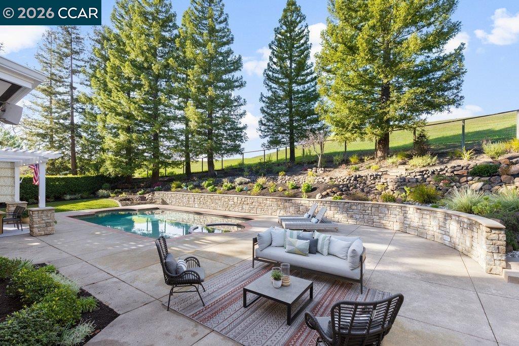 10 Crownridge Dr