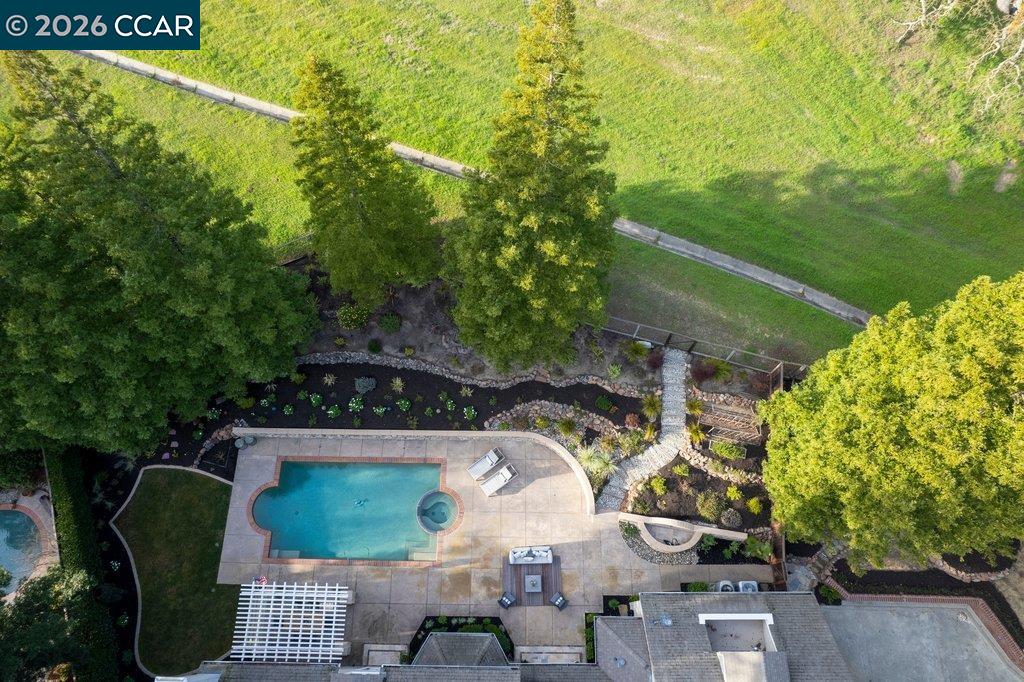 10 Crownridge Dr