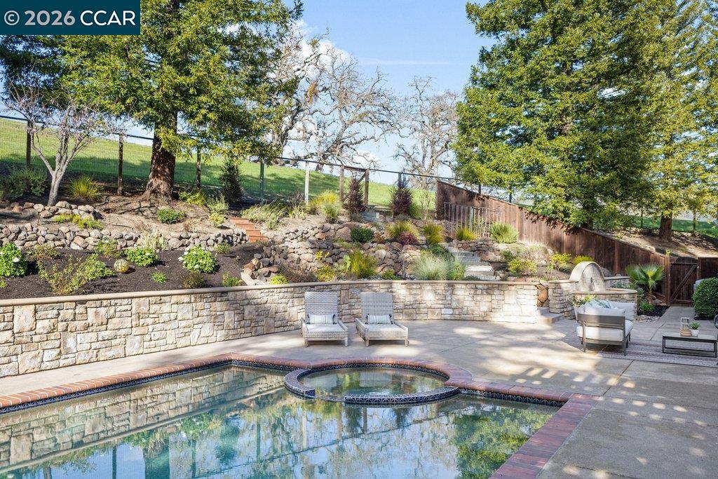 10 Crownridge Dr