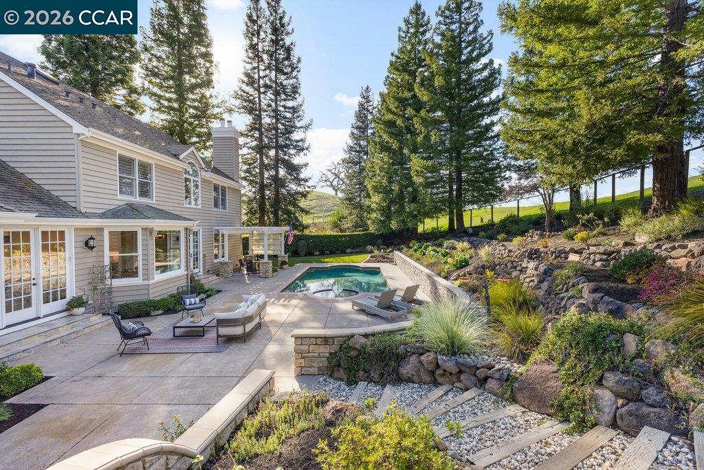 10 Crownridge Dr