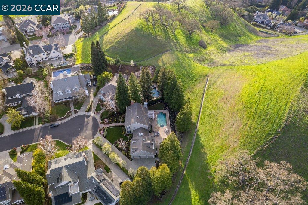 10 Crownridge Dr