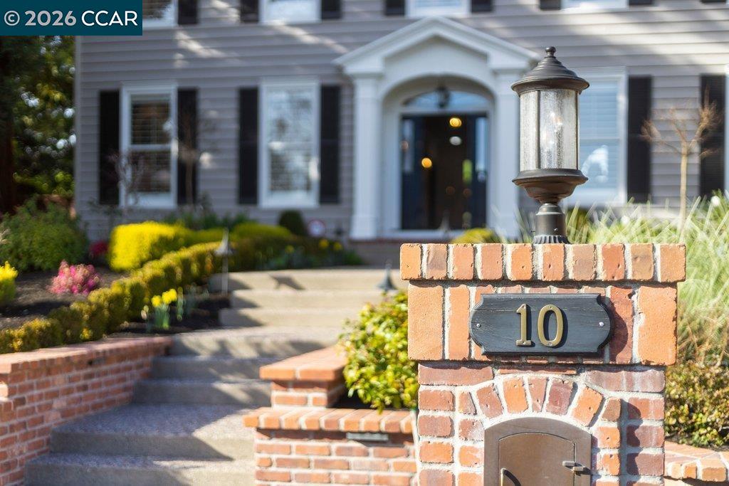 10 Crownridge Dr