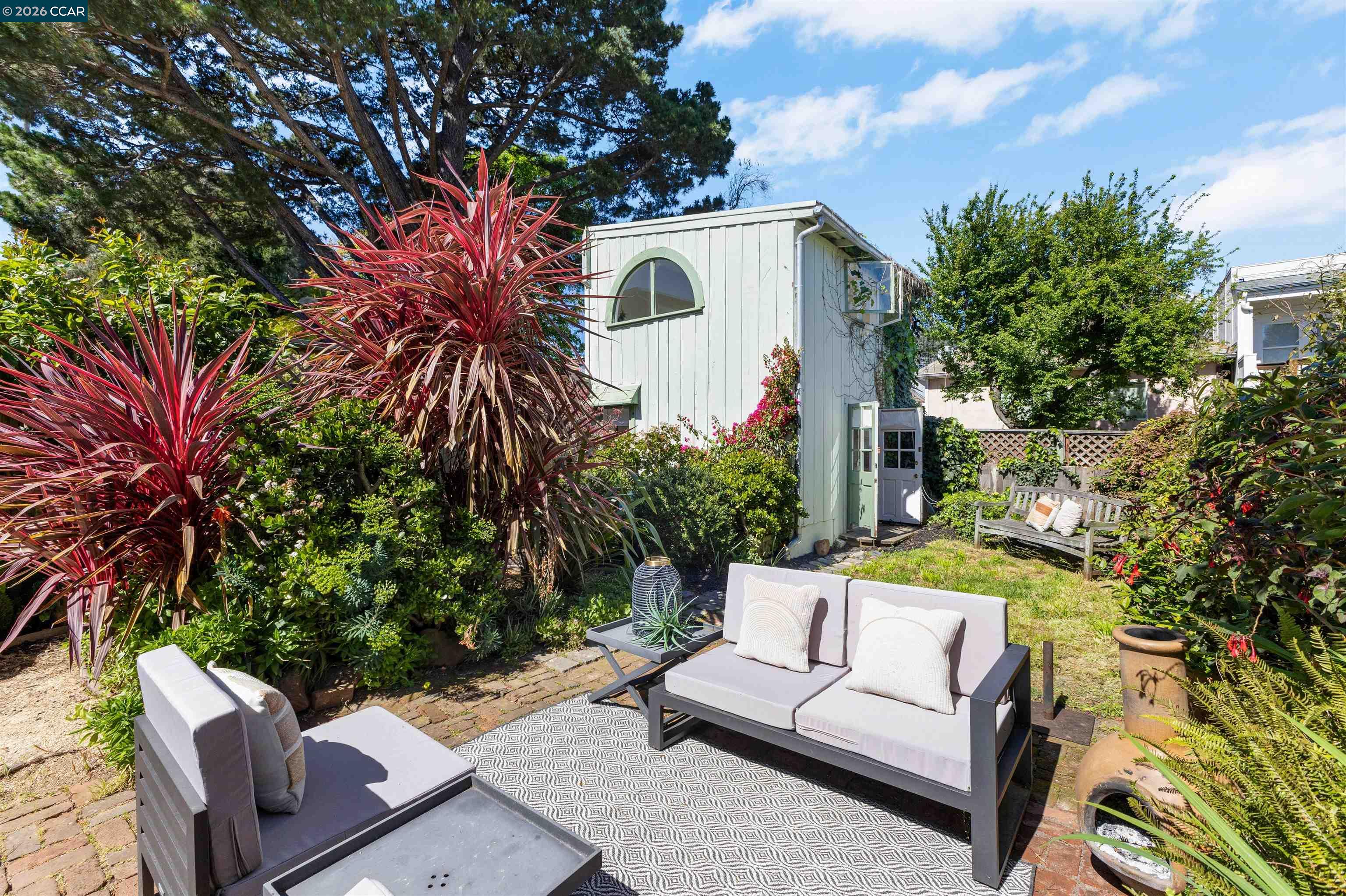 3934 Cesar Chavez St