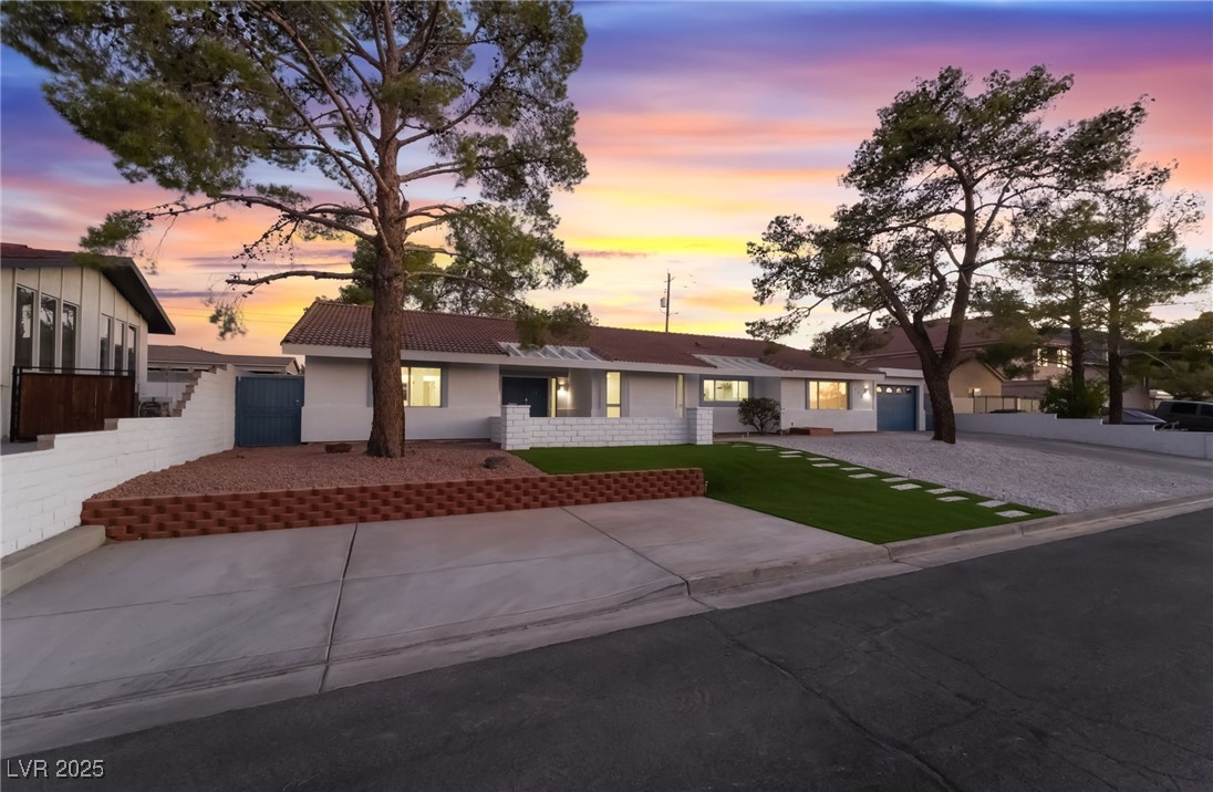 611 East Fairway Road