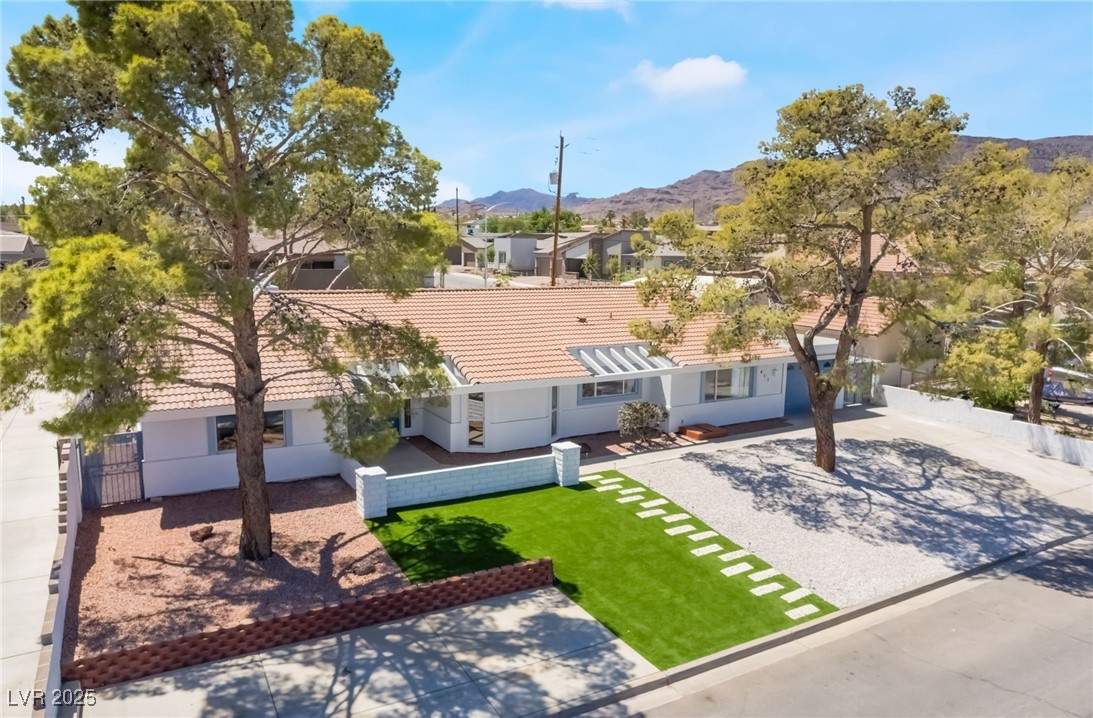 611 East Fairway Road