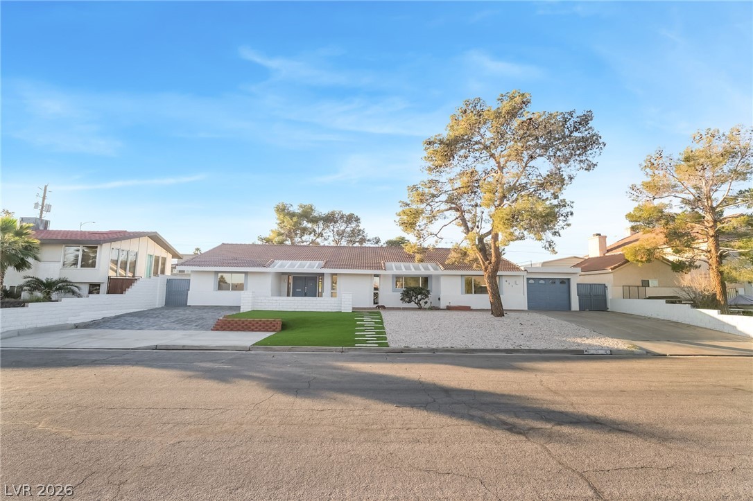 611 East Fairway Road