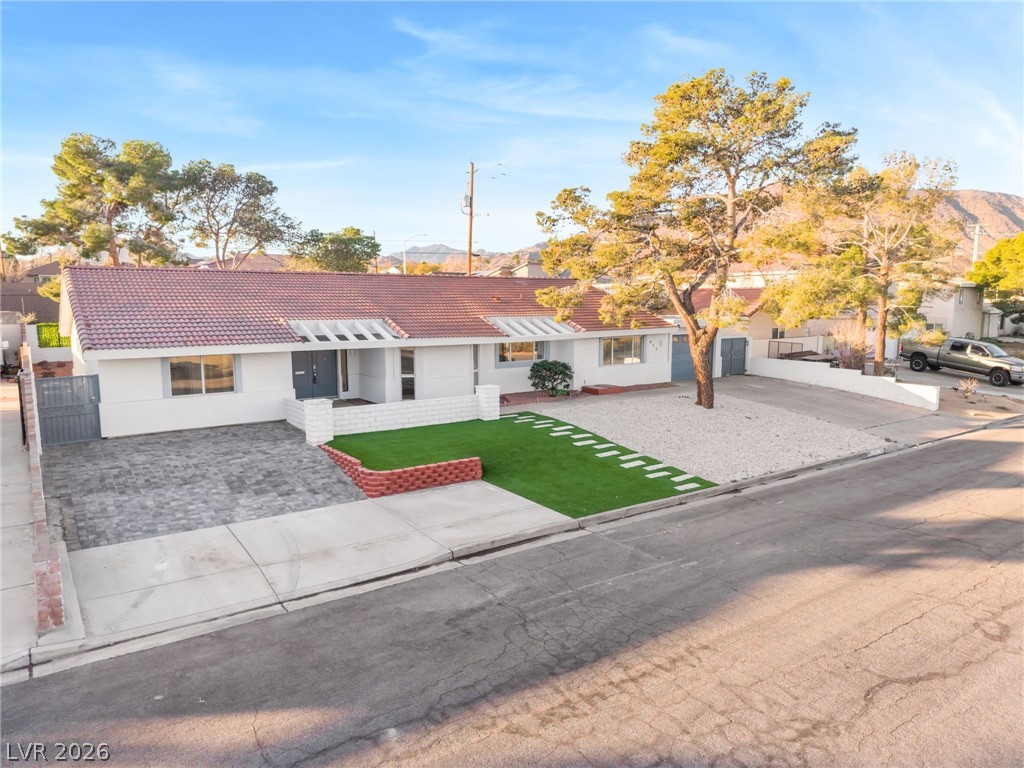 611 East Fairway Road