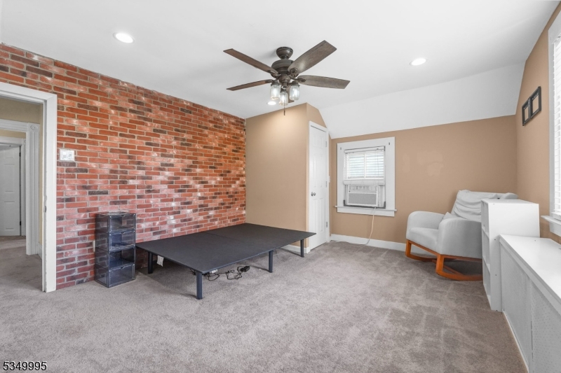 699 Riverview Dr
