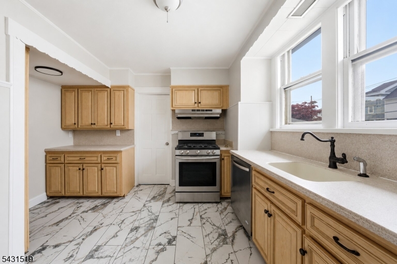 86 Curie Ave 1