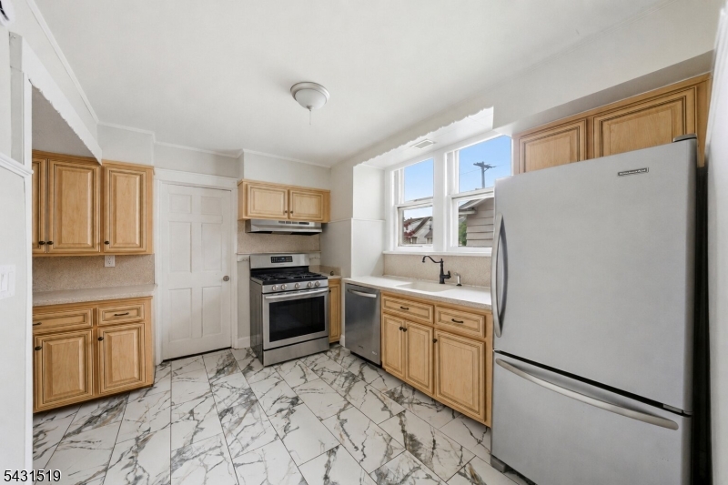 86 Curie Ave 1